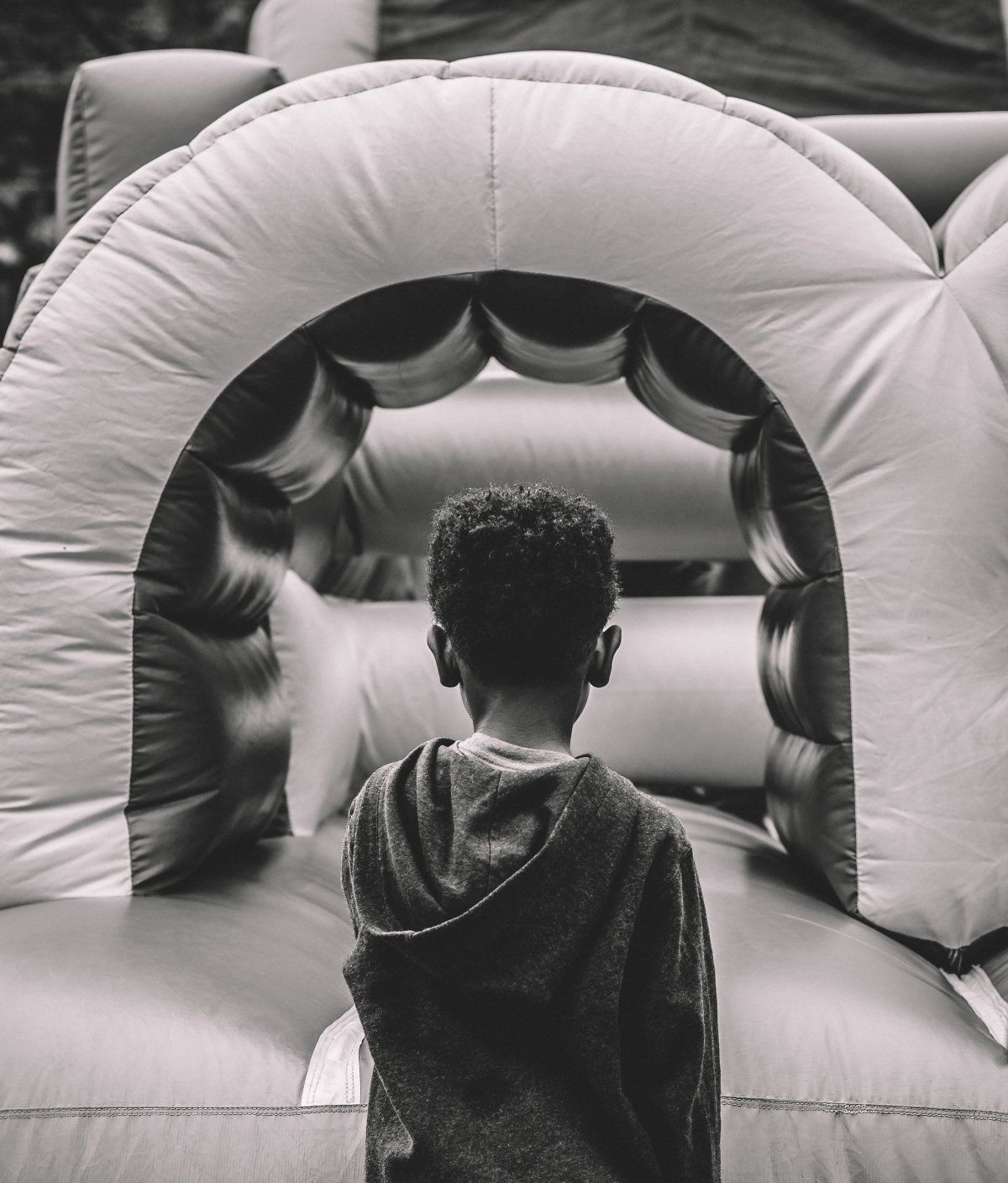 un niño esta mirando un castillo hinchable